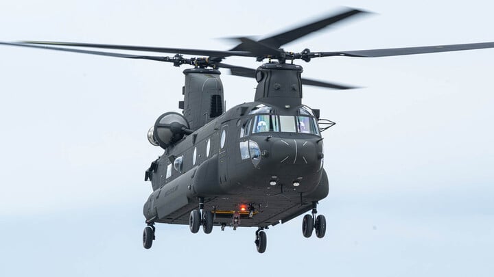 Boeing Việt Nam giới thiệu trực thăng CH - 47 Chinook tại Triển lãm Quốc phòng 2024 - Ảnh 1.