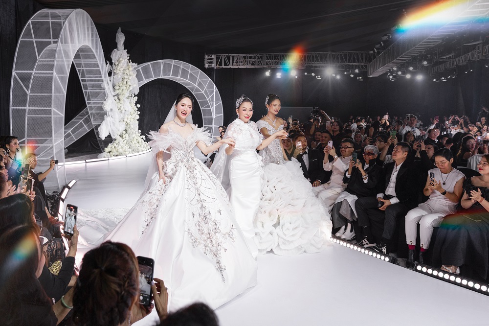 H'Hen Niê, Hương Giang, Phương Khánh hội ngộ tại show diễn kỷ niệm 4 thập kỷ làm nghề của NTK Linh San- Ảnh 3.