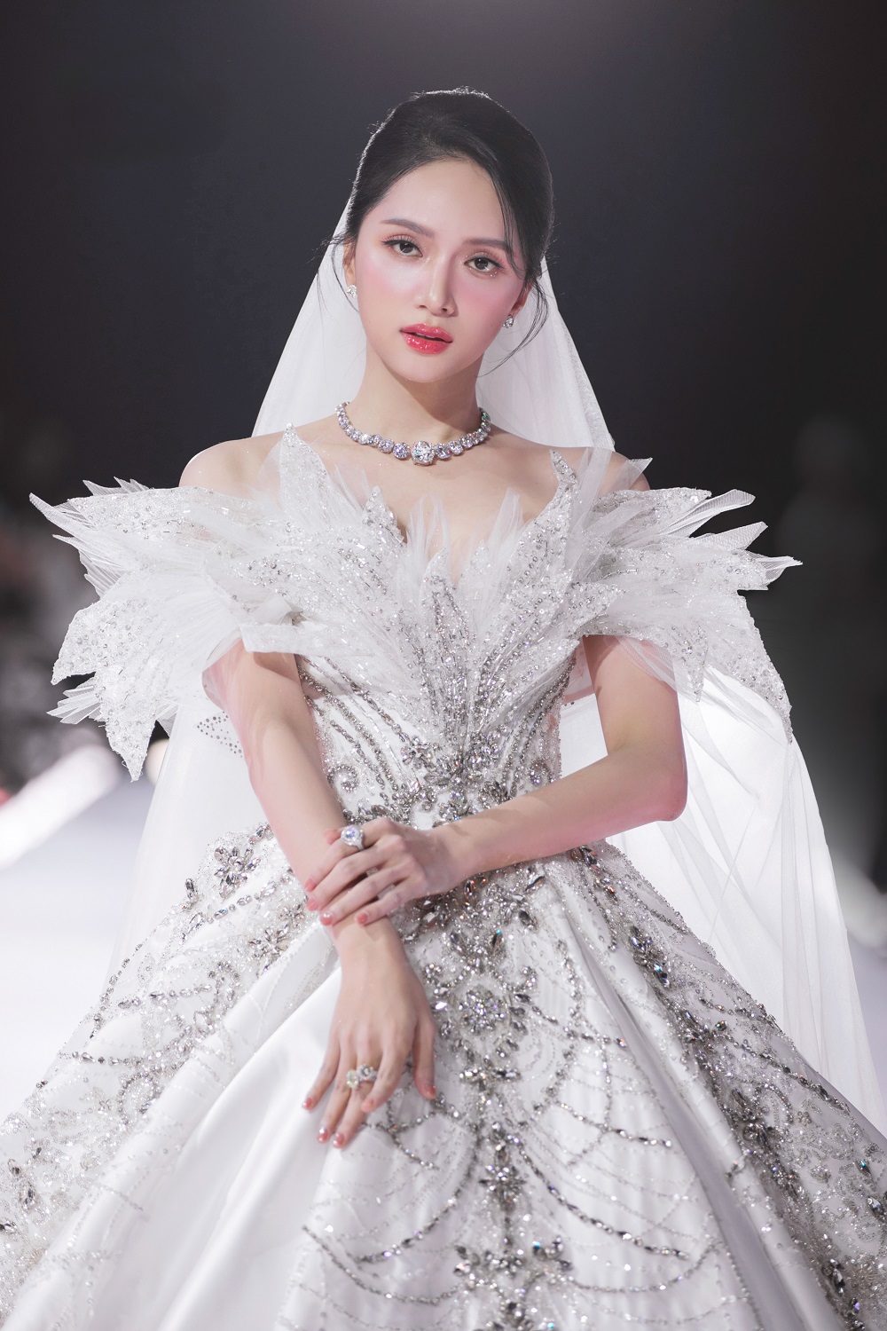 H'Hen Niê, Hương Giang, Phương Khánh hội ngộ tại show diễn kỷ niệm 4 thập kỷ làm nghề của NTK Linh San- Ảnh 7.