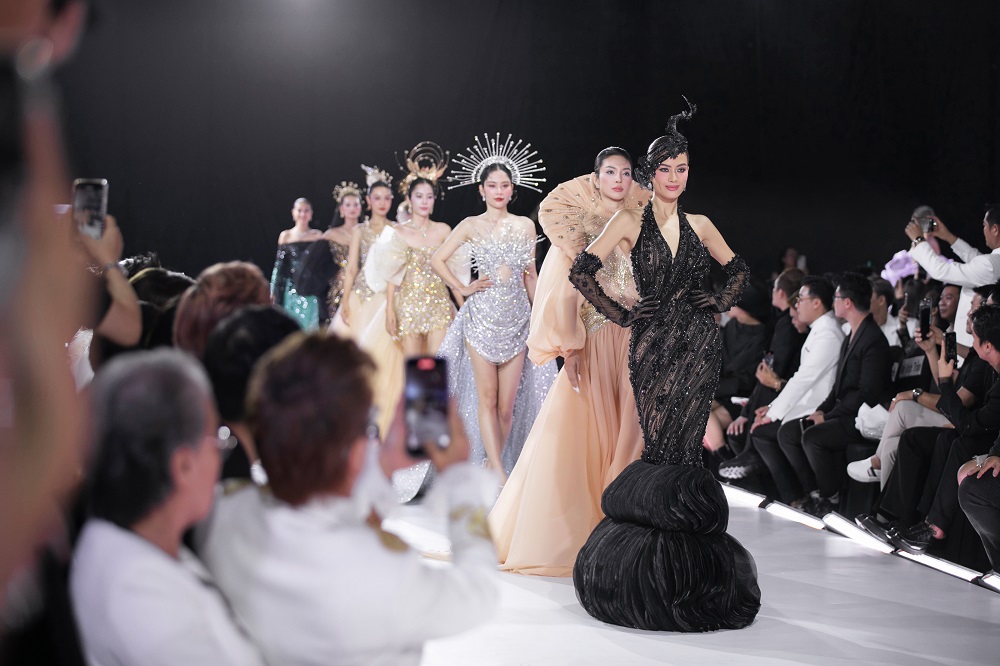 H'Hen Niê, Hương Giang, Phương Khánh hội ngộ tại show diễn kỷ niệm 4 thập kỷ làm nghề của NTK Linh San- Ảnh 2.