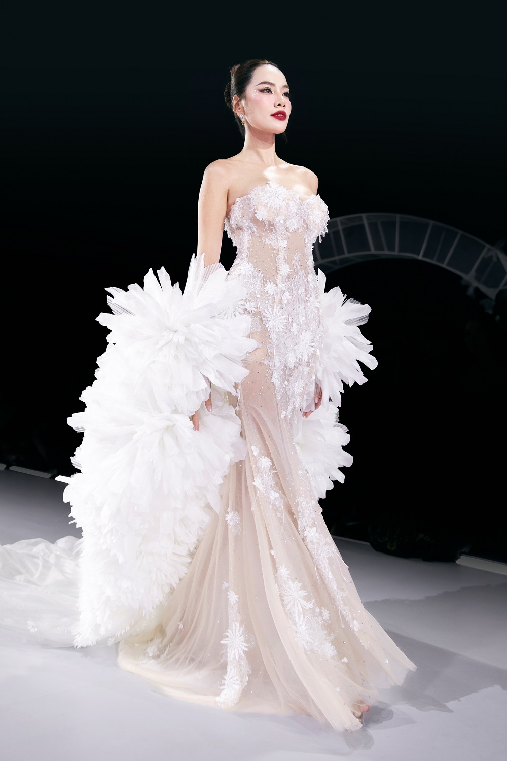 H'Hen Niê, Hương Giang, Phương Khánh hội ngộ tại show diễn kỷ niệm 4 thập kỷ làm nghề của NTK Linh San- Ảnh 9.