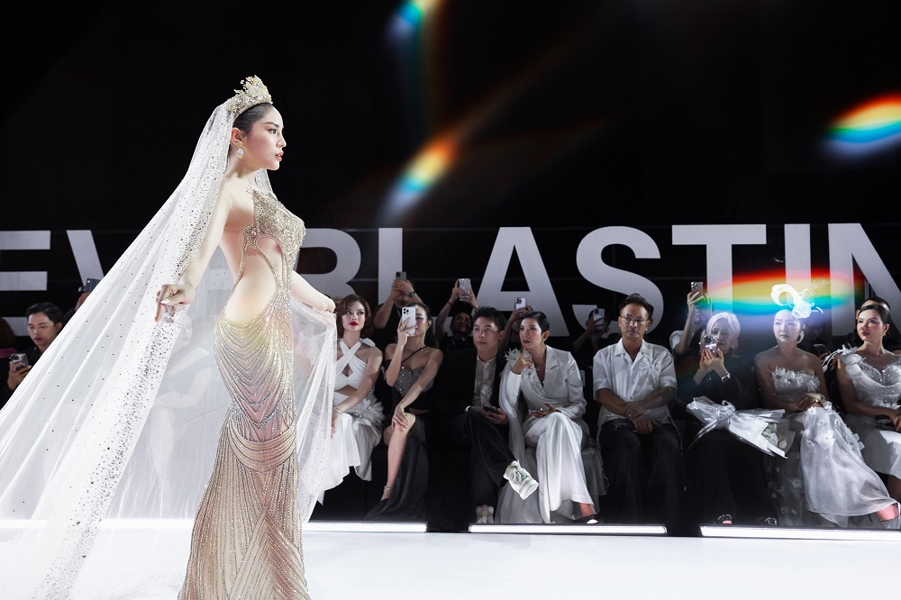 H'Hen Niê, Hương Giang, Phương Khánh hội ngộ tại show diễn kỷ niệm 4 thập kỷ làm nghề của NTK Linh San- Ảnh 8.