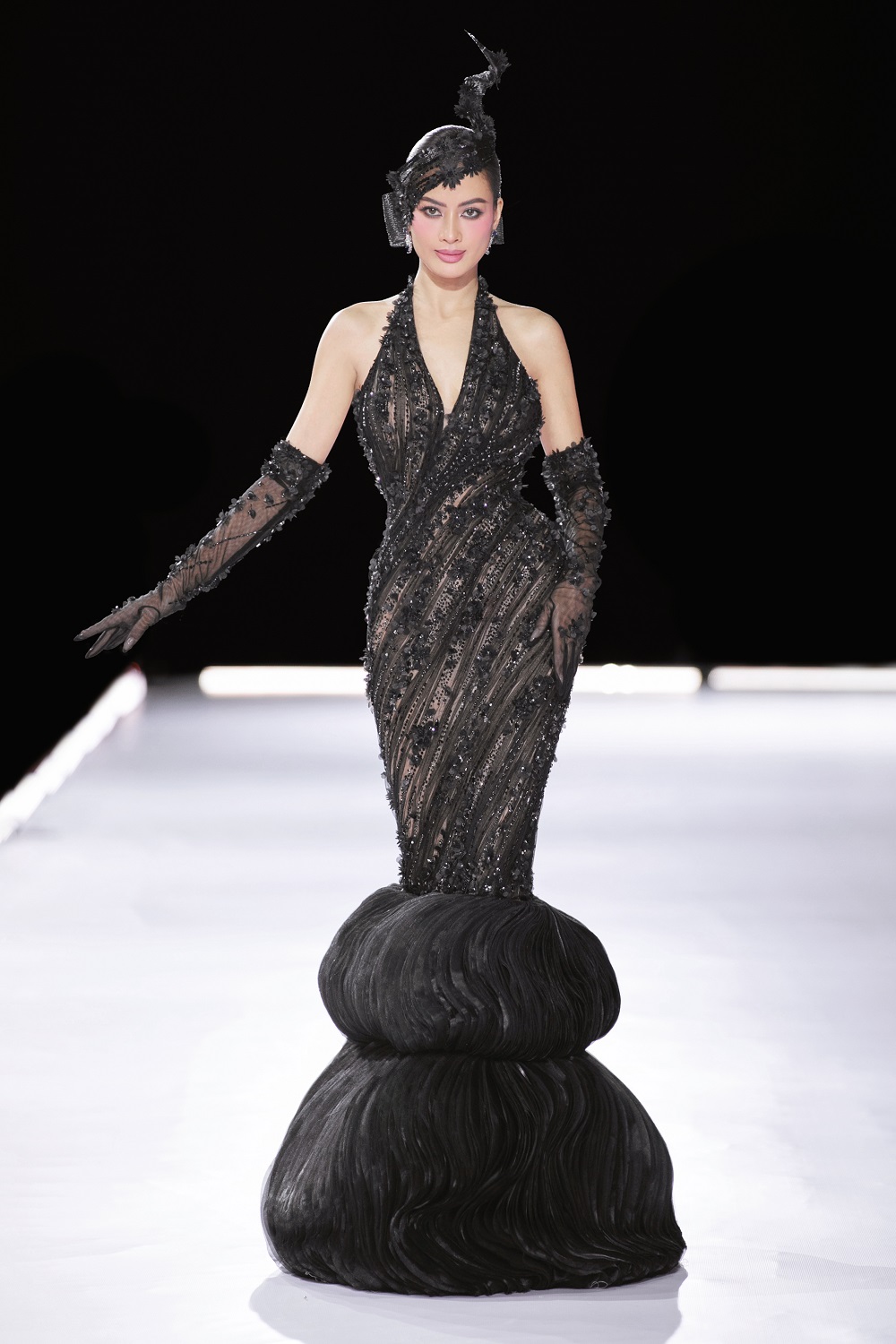 H'Hen Niê, Hương Giang, Phương Khánh hội ngộ tại show diễn kỷ niệm 4 thập kỷ làm nghề của NTK Linh San- Ảnh 12.