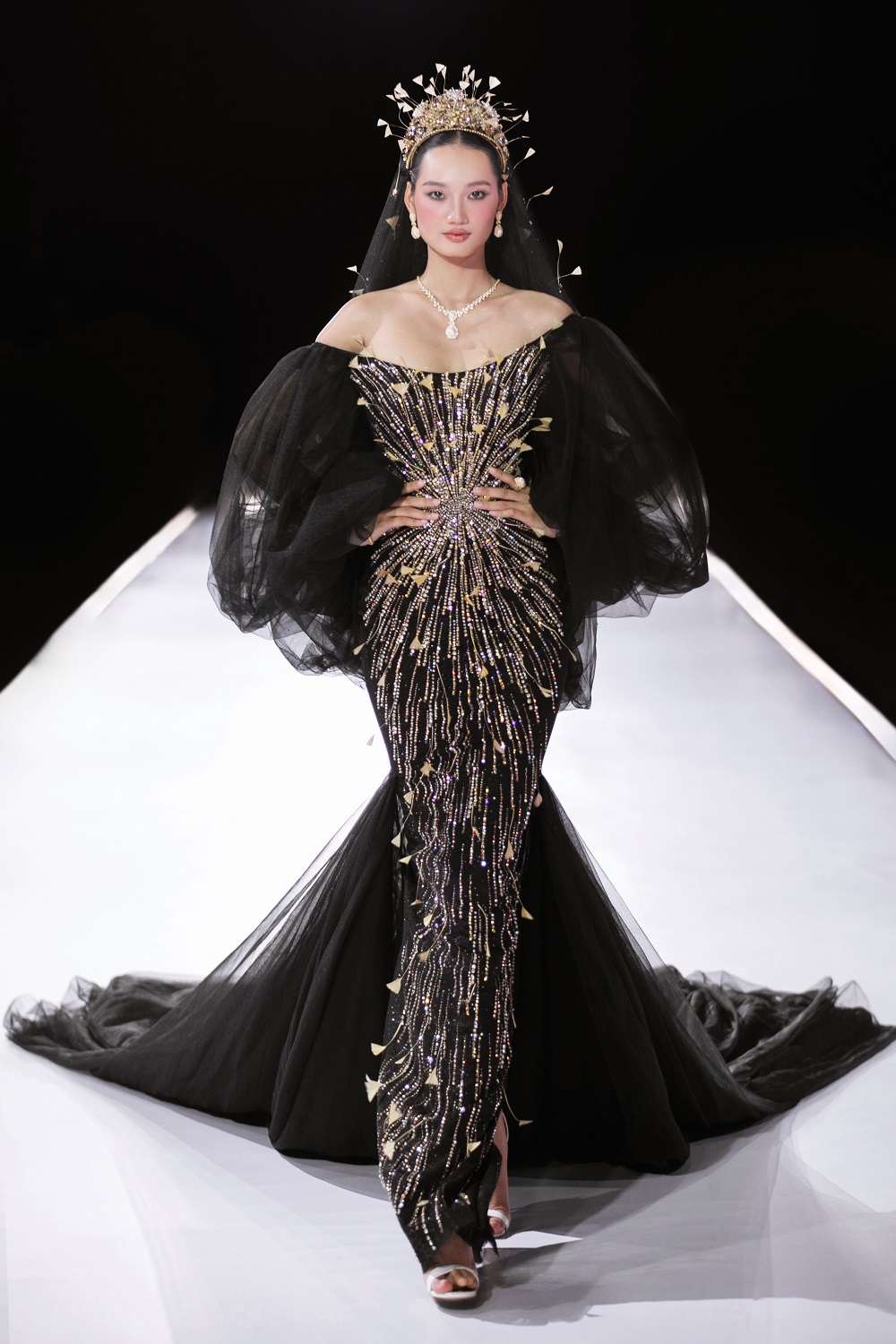 H'Hen Niê, Hương Giang, Phương Khánh hội ngộ tại show diễn kỷ niệm 4 thập kỷ làm nghề của NTK Linh San- Ảnh 14.