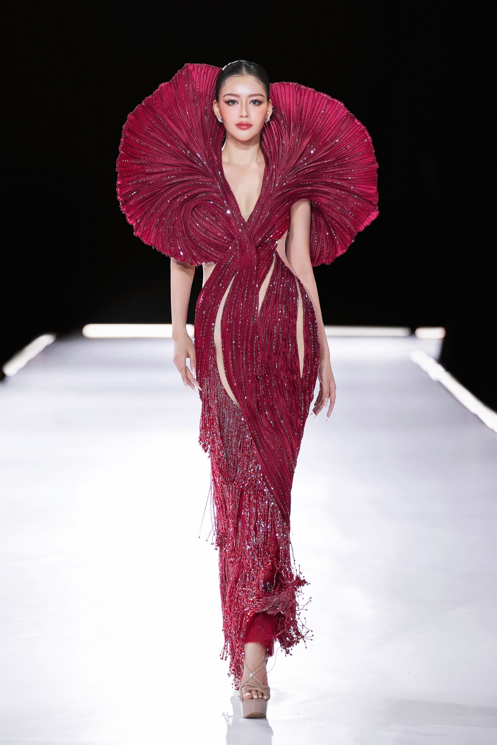 H'Hen Niê, Hương Giang, Phương Khánh hội ngộ tại show diễn kỷ niệm 4 thập kỷ làm nghề của NTK Linh San- Ảnh 13.