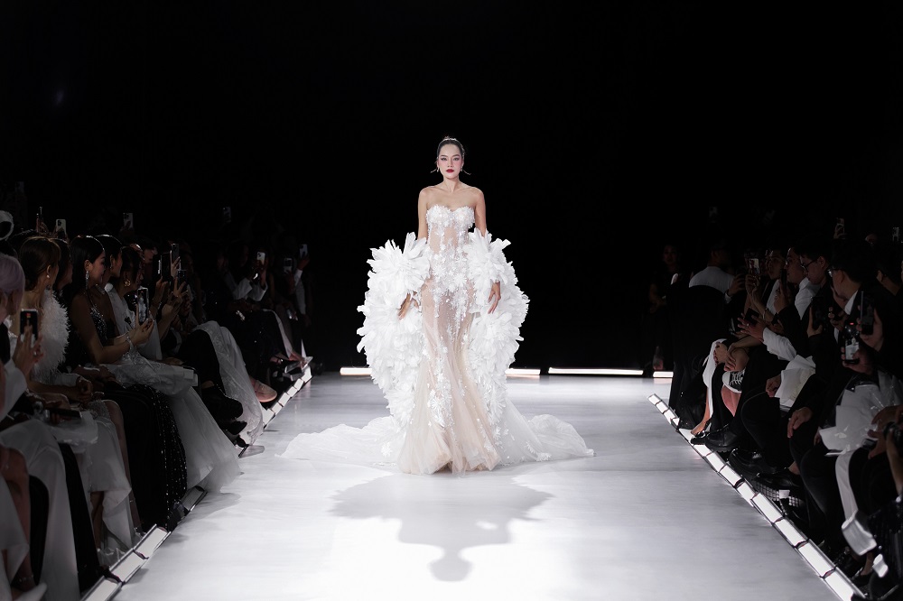 H'Hen Niê, Hương Giang, Phương Khánh hội ngộ tại show diễn kỷ niệm 4 thập kỷ làm nghề của NTK Linh San- Ảnh 15.