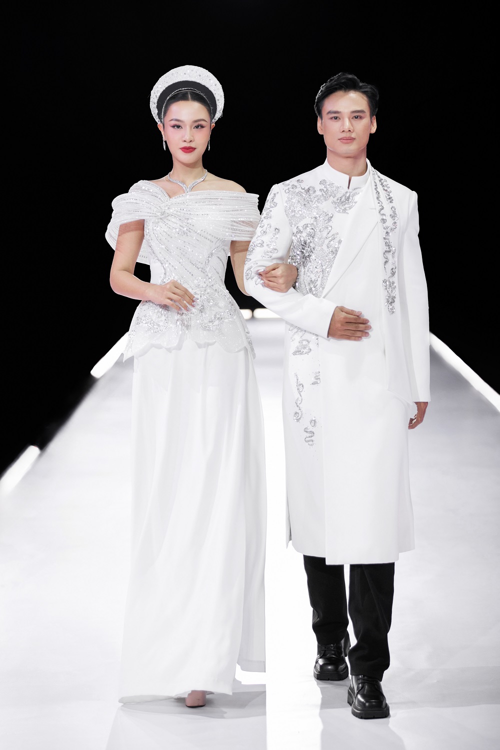 H'Hen Niê, Hương Giang, Phương Khánh hội ngộ tại show diễn kỷ niệm 4 thập kỷ làm nghề của NTK Linh San- Ảnh 16.