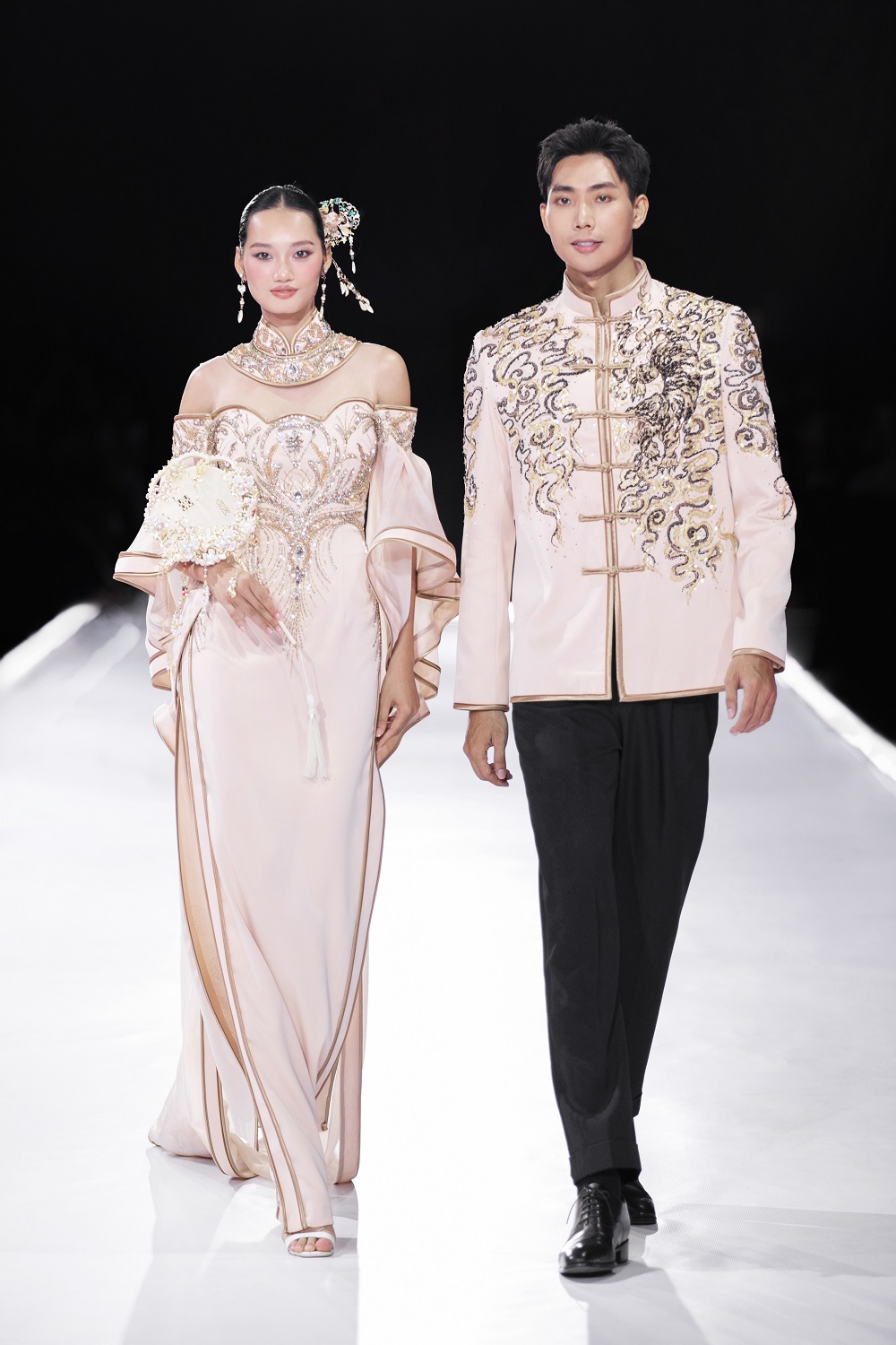 H'Hen Niê, Hương Giang, Phương Khánh hội ngộ tại show diễn kỷ niệm 4 thập kỷ làm nghề của NTK Linh San- Ảnh 17.