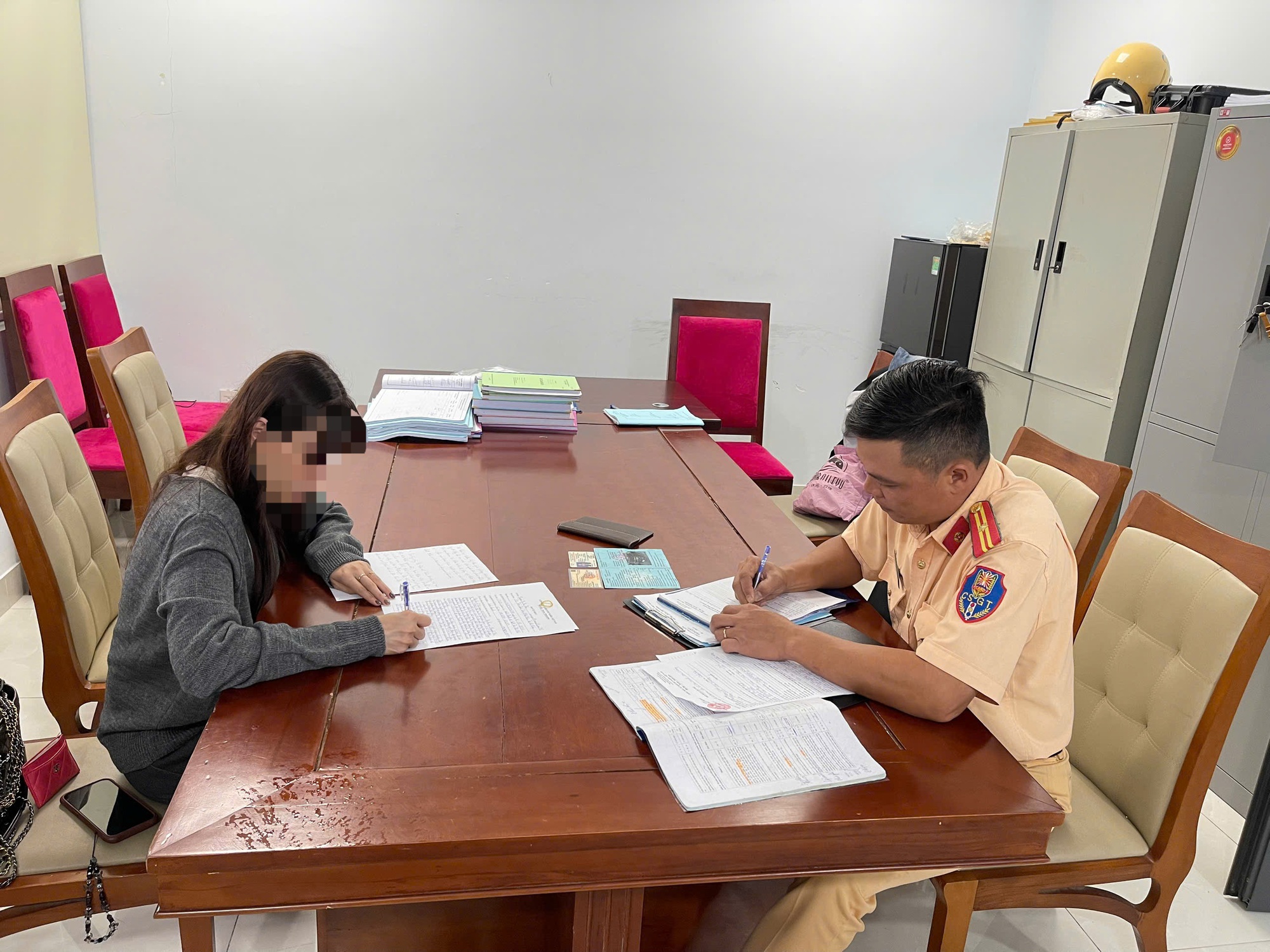 Xử phạt chủ &ocirc; t&ocirc; lắp đ&egrave;n led, diễu h&agrave;nh khắp cầu Rồng- Ảnh 2.