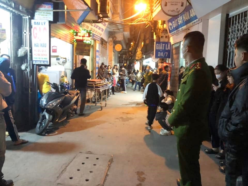 Công an nói gì về vụ phát hiện thi thể nam giới trong phòng trọ ở đường Láng, Hà Nội? - Ảnh 1.