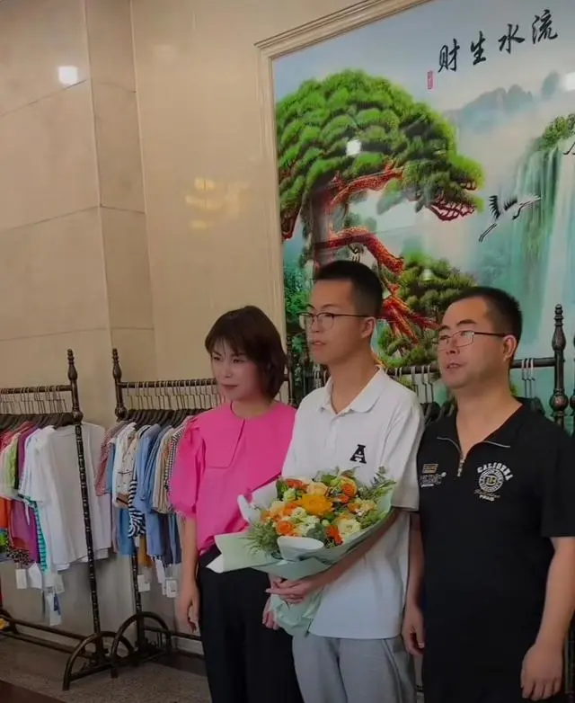 Đỗ ĐH top đầu, nam sinh được &ocirc;ng ch&uacute; h&agrave;ng x&oacute;m thưởng n&oacute;ng 3,5 tỷ đồng, biết danh t&iacute;nh của "nh&agrave; t&agrave;i trợ", ai cũng đứng h&igrave;nh - Ảnh 4.