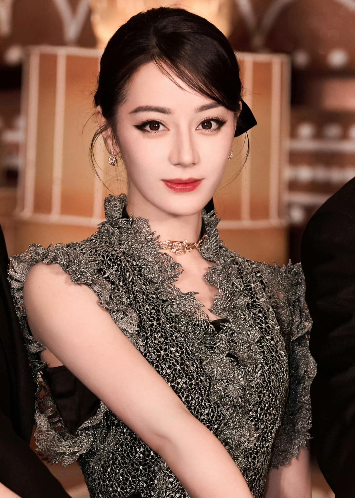 Clip 13 gi&acirc;y Địch Lệ Nhiệt Ba say sưa l&agrave;m 1 việc khiến 50 triệu người &ldquo;sang chấn t&acirc;m l&yacute;&rdquo; - Ảnh 2.