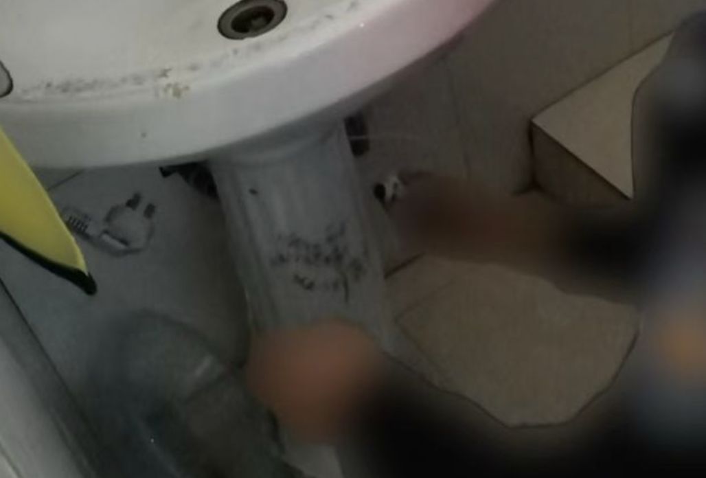 Thầy hiệu trưởng trường mầm non bị bắt vì đặt camera quay lén nhà vệ sinh - Ảnh 2.