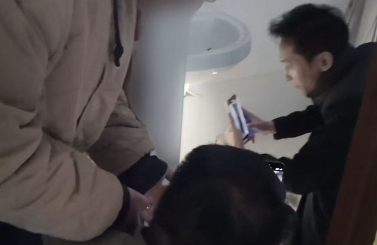 Thầy hiệu trưởng trường mầm non bị bắt vì đặt camera quay lén nhà vệ sinh - Ảnh 1.