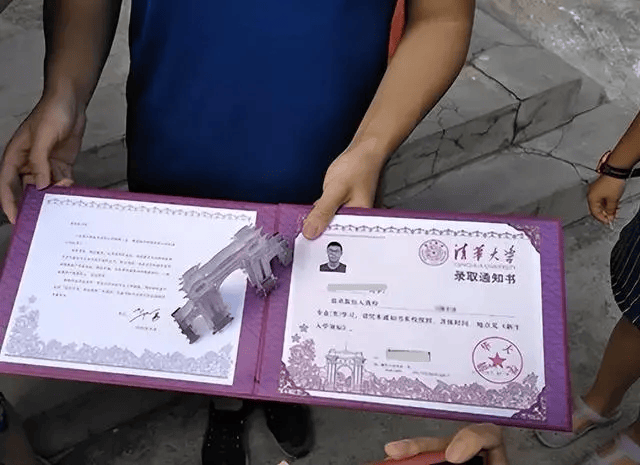 Đỗ ĐH top đầu, nam sinh được &ocirc;ng ch&uacute; h&agrave;ng x&oacute;m thưởng n&oacute;ng 3,5 tỷ đồng, biết danh t&iacute;nh của "nh&agrave; t&agrave;i trợ", ai cũng đứng h&igrave;nh - Ảnh 2.