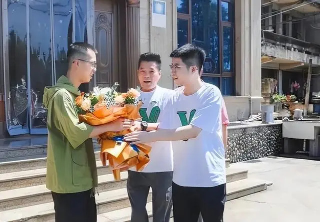 Đỗ ĐH top đầu, nam sinh được &ocirc;ng ch&uacute; h&agrave;ng x&oacute;m thưởng n&oacute;ng 3,5 tỷ đồng, biết danh t&iacute;nh của "nh&agrave; t&agrave;i trợ", ai cũng đứng h&igrave;nh - Ảnh 1.