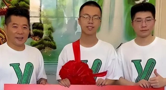 Đỗ ĐH top đầu, nam sinh được &ocirc;ng ch&uacute; h&agrave;ng x&oacute;m thưởng n&oacute;ng 3,5 tỷ đồng, biết danh t&iacute;nh của "nh&agrave; t&agrave;i trợ", ai cũng đứng h&igrave;nh - Ảnh 3.