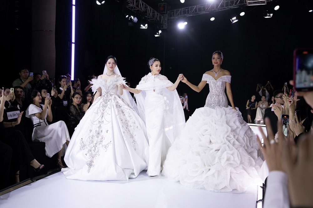 H'Hen Niê, Hương Giang, Phương Khánh hội ngộ tại show diễn kỷ niệm 4 thập kỷ làm nghề của NTK Linh San- Ảnh 4.