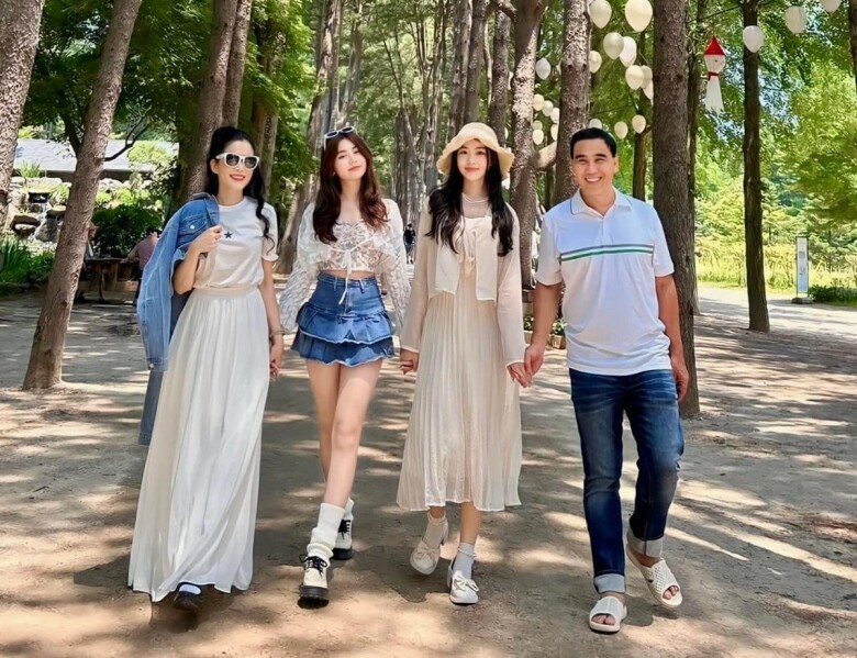 Nh&agrave; c&oacute; hai qu&yacute; nữ xinh như hoa, CĐM nể phục c&aacute;ch MC Quyền Linh dạy con g&aacute;i: Kh&aacute;c phần lớn nghệ sĩ showbiz- Ảnh 1.