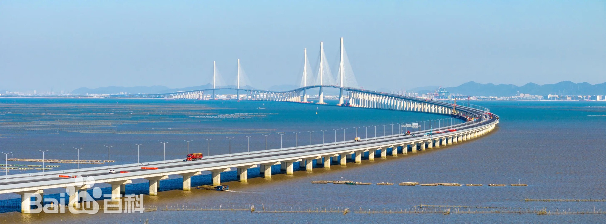 Trung Quốc ch&iacute;nh thức th&ocirc;ng xe c&ocirc;ng tr&igrave;nh vượt biển mới lập kỷ lục thế giới: Trụ &lsquo;thắt eo&rsquo; cao ngang to&agrave; nh&agrave; 86 tầng, khẳng định tr&igrave;nh độ đỉnh cao khi x&acirc;y thần tốc trong hơn 4 năm- Ảnh 1.