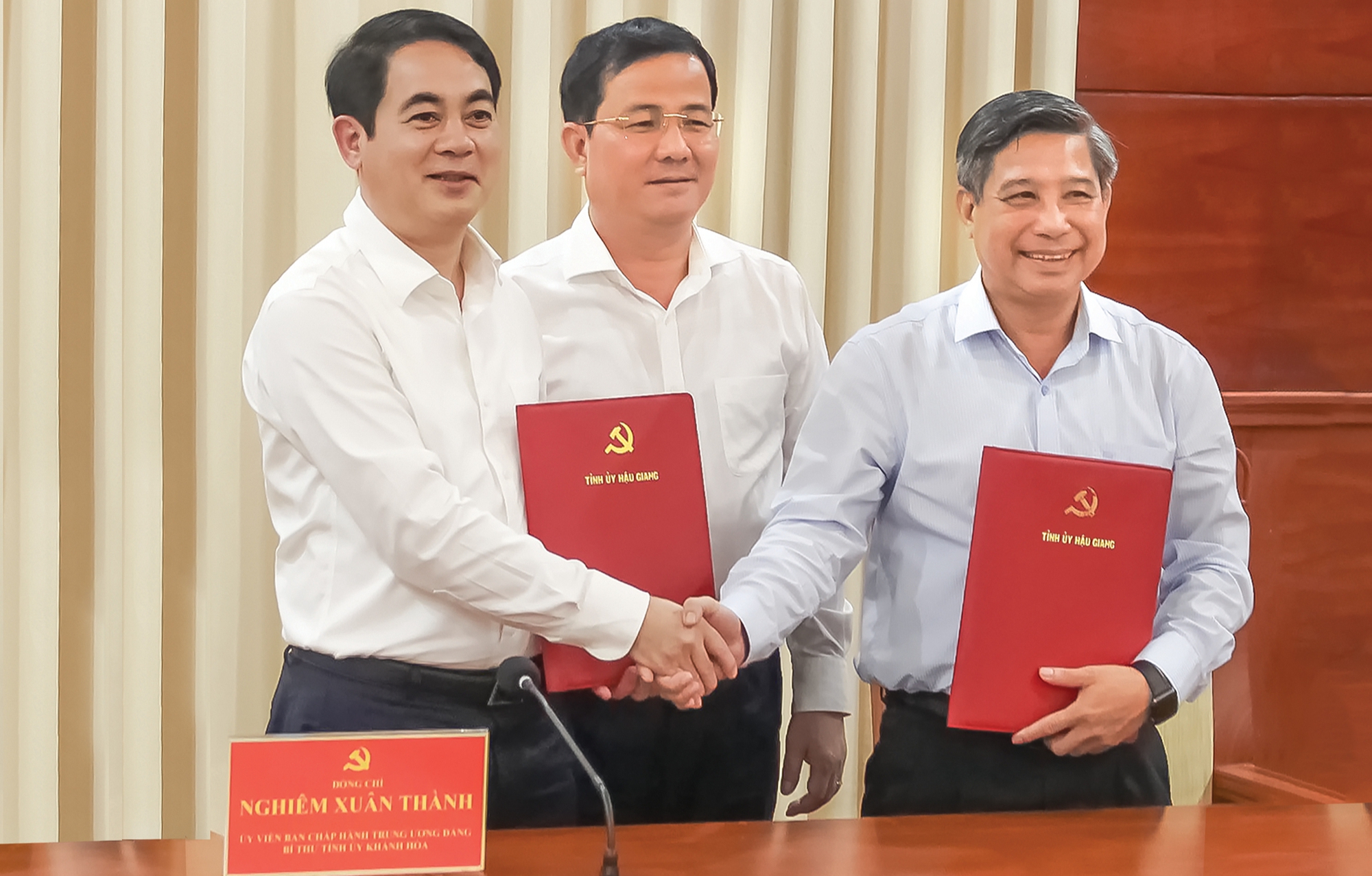 Tân Bí thư tỉnh ủy Hậu Giang Đồng Văn Thanh nhận nhiệm vụ - Ảnh 2. Tân Bí thư tỉnh ủy Hậu Giang Đồng Văn Thanh nhận nhiệm vụ - Ảnh 2.