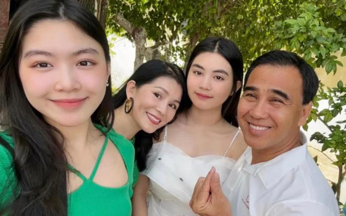 Nh&agrave; c&oacute; hai qu&yacute; nữ xinh như hoa, CĐM nể phục c&aacute;ch MC Quyền Linh dạy con g&aacute;i: Kh&aacute;c phần lớn nghệ sĩ showbiz- Ảnh 6.