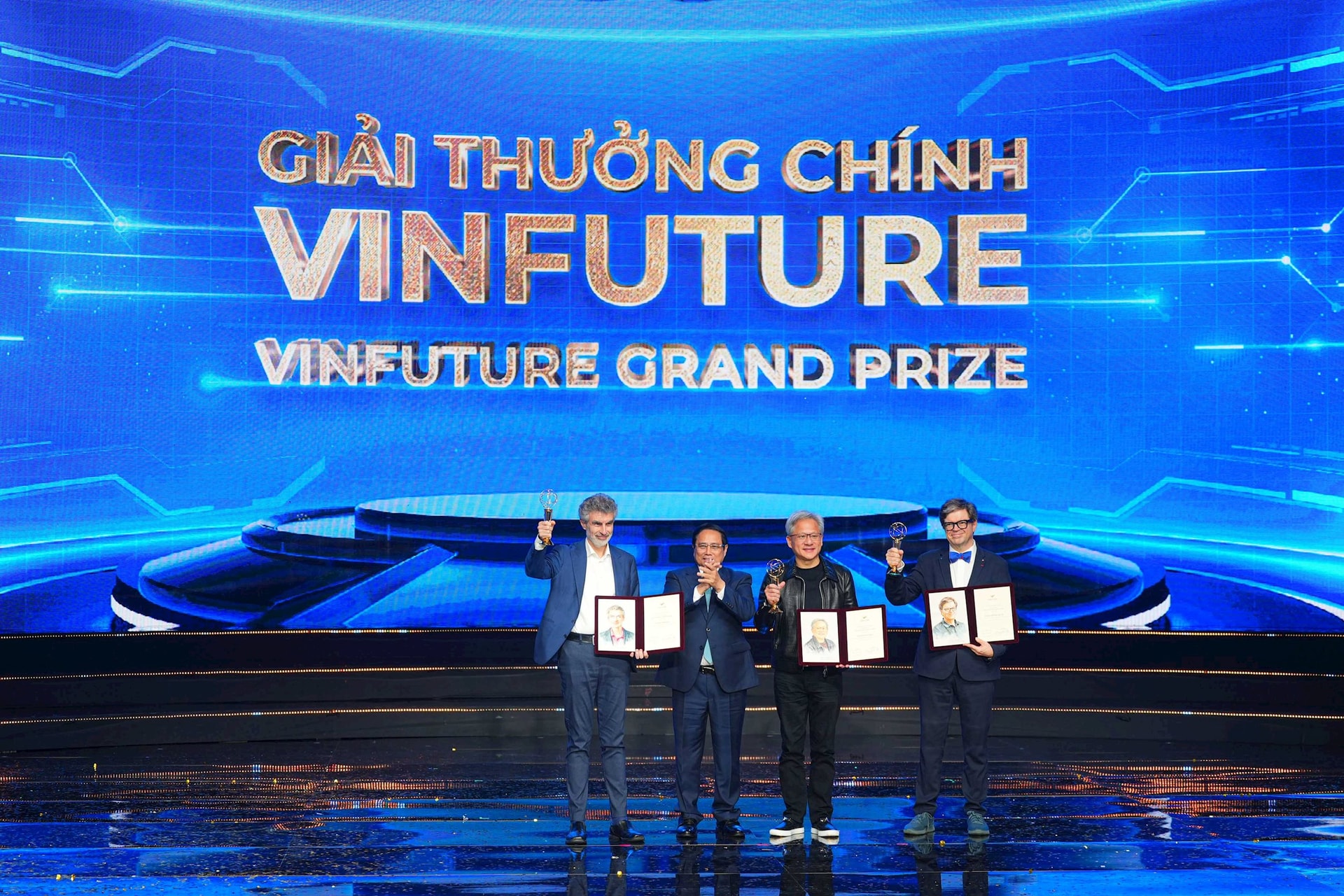 “Sự khác biệt giữa giải thưởng của tỷ phú Phạm Nhật Vượng và Nobel chính là Jensen Huang” - Ảnh 3.