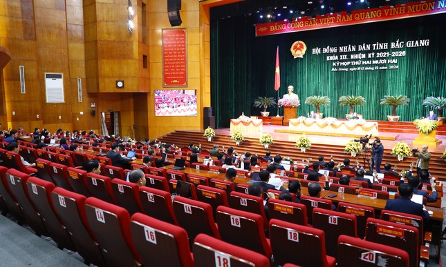 Quyền Chủ tịch Bắc Giang ngăn cấm thủ thuật lọai bỏ ê kíp lãnh đạo - Ảnh 2.