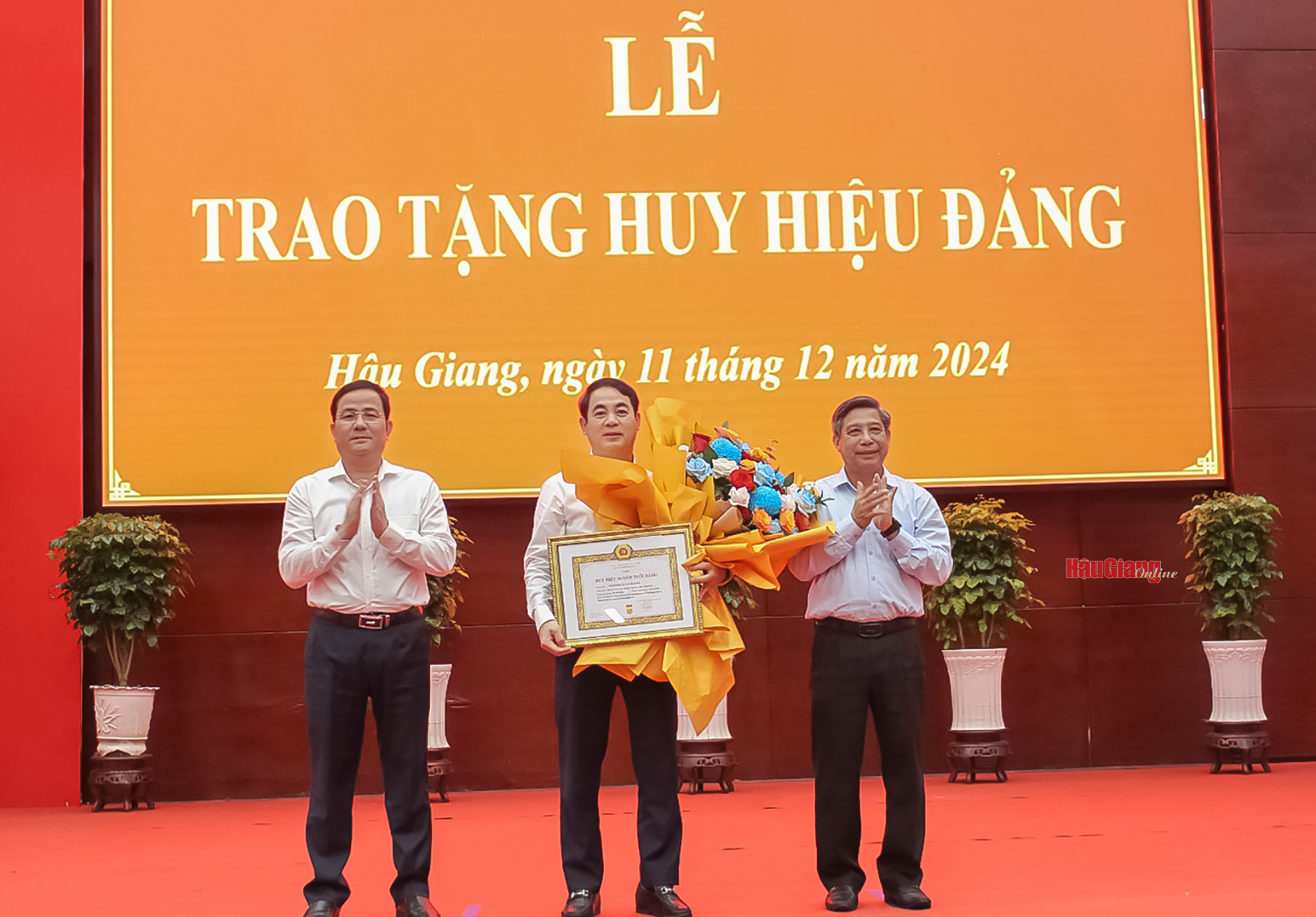 Tân Bí thư tỉnh ủy Hậu Giang Đồng Văn Thanh nhận nhiệm vụ - Ảnh 3. Tân Bí thư tỉnh ủy Hậu Giang Đồng Văn Thanh nhận nhiệm vụ - Ảnh 3.