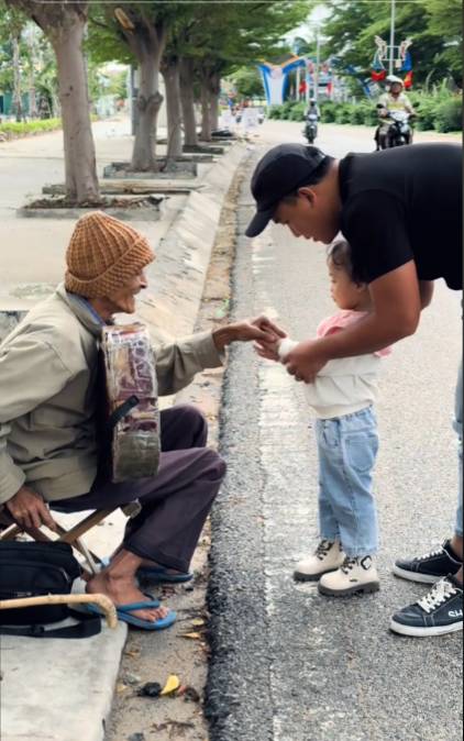 Clip cụ &ocirc;ng khiếm thị ăn xin b&ecirc;n lề đường c&ugrave;ng h&agrave;nh động "quay xe" của 2 bố con tạo n&ecirc;n c&aacute;i kết bất ngờ- Ảnh 1.