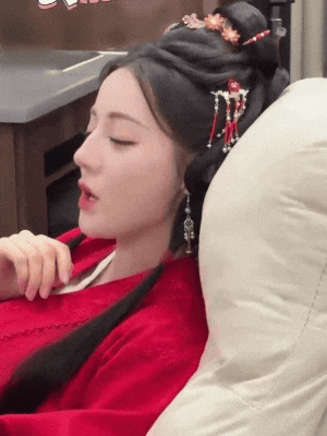 Clip 13 gi&acirc;y Địch Lệ Nhiệt Ba say sưa l&agrave;m 1 việc khiến 50 triệu người &ldquo;sang chấn t&acirc;m l&yacute;&rdquo; - Ảnh 1.