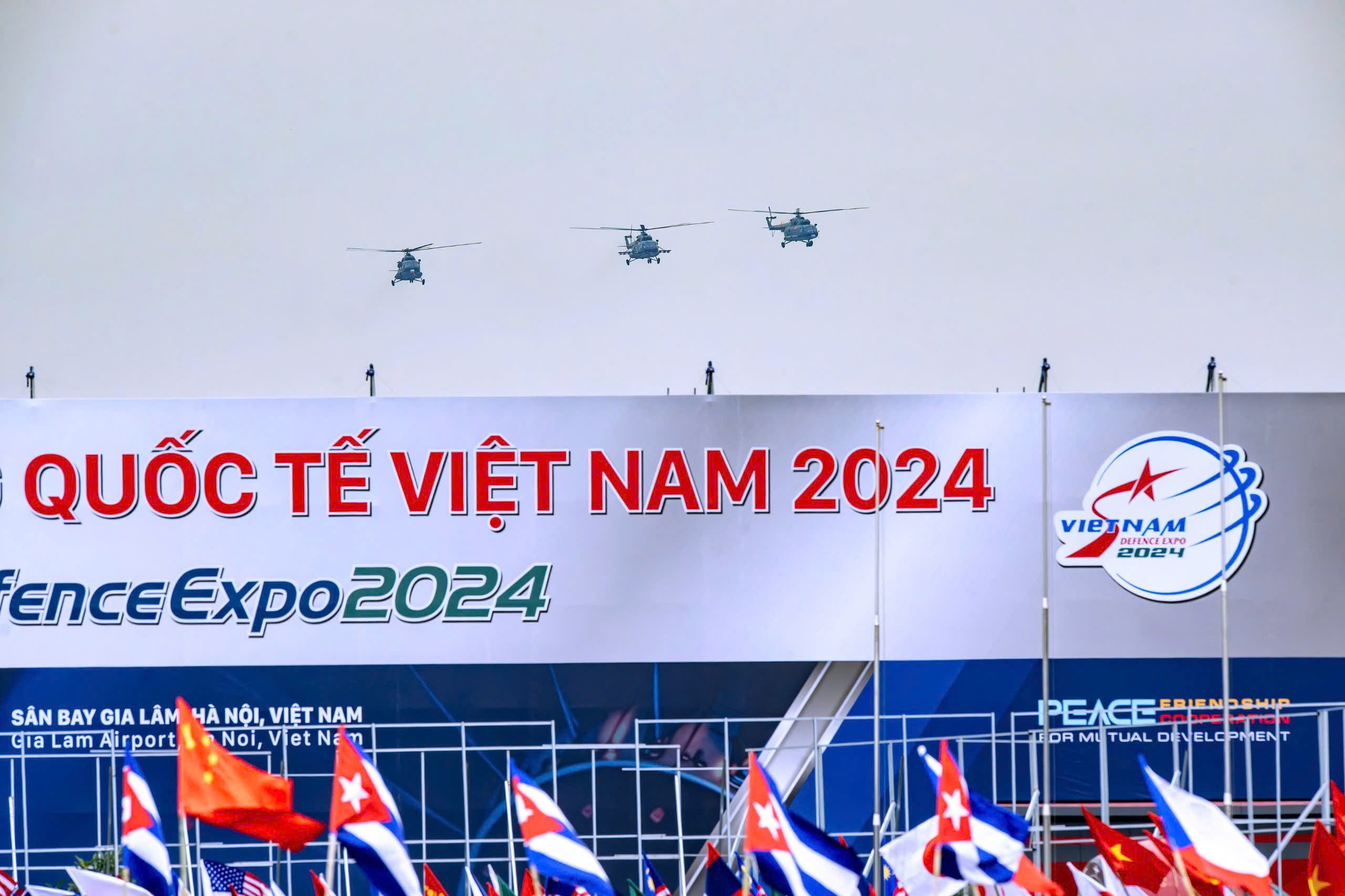 Hàng loạt máy bay hiện đại bậc nhất thế giới sắp hội tụ ở  Hà Nội: Có H-47 Chinook, C130, A10 đến từ Mỹ - Ảnh 1.