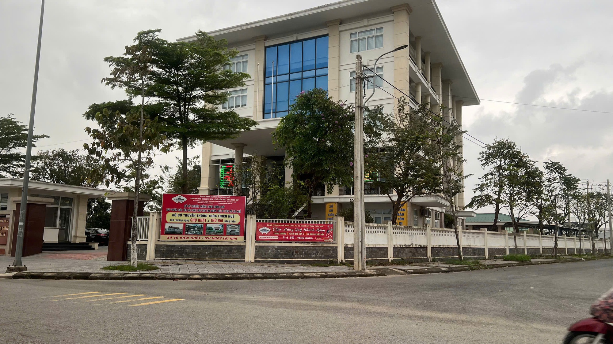 Vụ kiện đòi 2 tỉ đồng: Vé số trúng thưởng rách gây tranh cãi tại Thừa Thiên - Huế - Ảnh 2. Vụ kiện đòi 2 tỉ đồng: Vé số trúng thưởng rách gây tranh cãi tại Thừa Thiên - Huế - Ảnh 2.