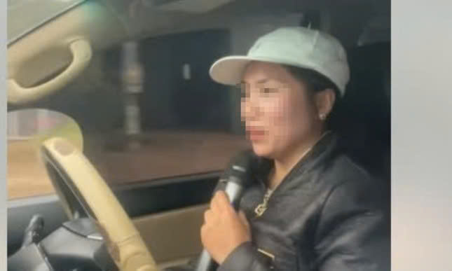 Người phụ nữ vừa lái ô tô, vừa hát karaoke có thể bị xử lý ra sao?- Ảnh 1. Người phụ nữ vừa lái ô tô, vừa hát karaoke có thể bị xử lý ra sao?- Ảnh 1.