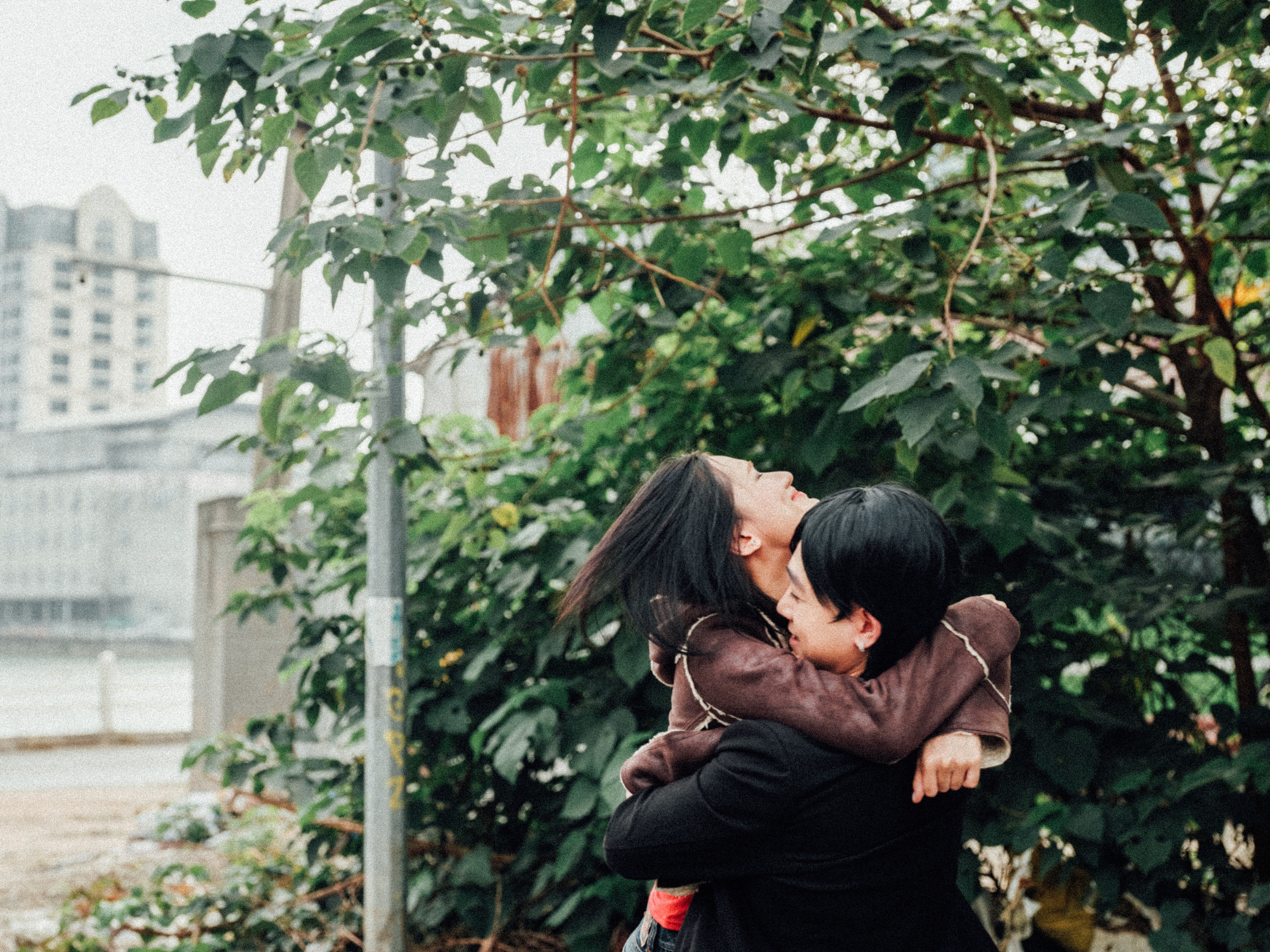 MV "Chờ em lớn nhé" của Xiri đậm nét phim Châu Tinh Trì- Ảnh 5.