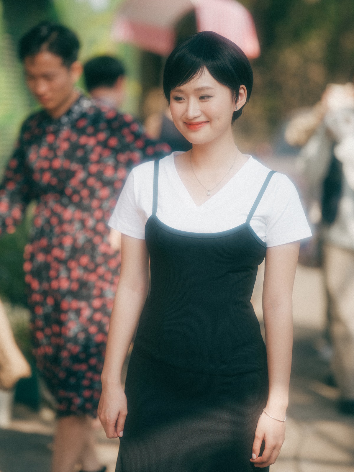 MV "Chờ em lớn nhé" của Xiri đậm nét phim Châu Tinh Trì- Ảnh 1.