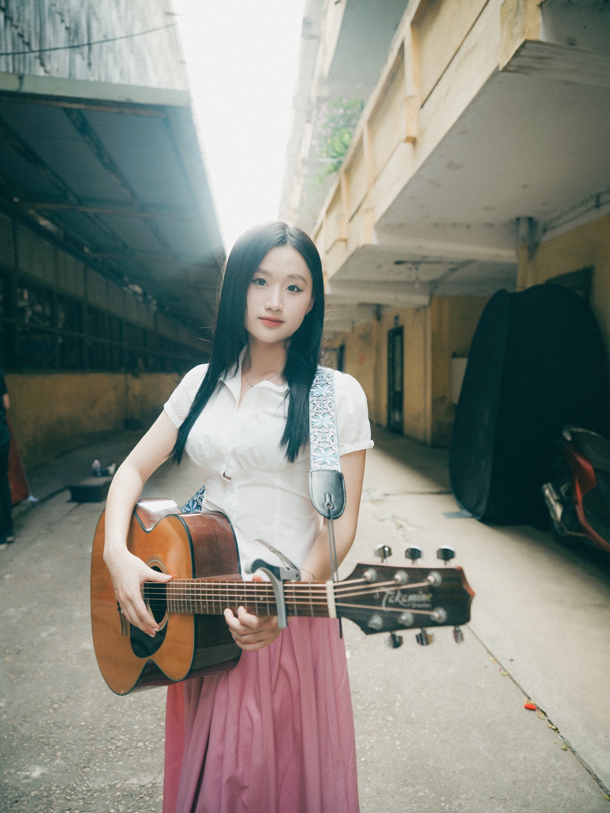 MV "Chờ em lớn nhé" của Xiri đậm nét phim Châu Tinh Trì- Ảnh 3.