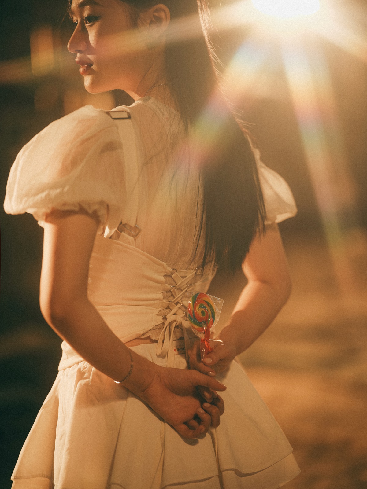 MV "Chờ em lớn nhé" của Xiri đậm nét phim Châu Tinh Trì- Ảnh 2.