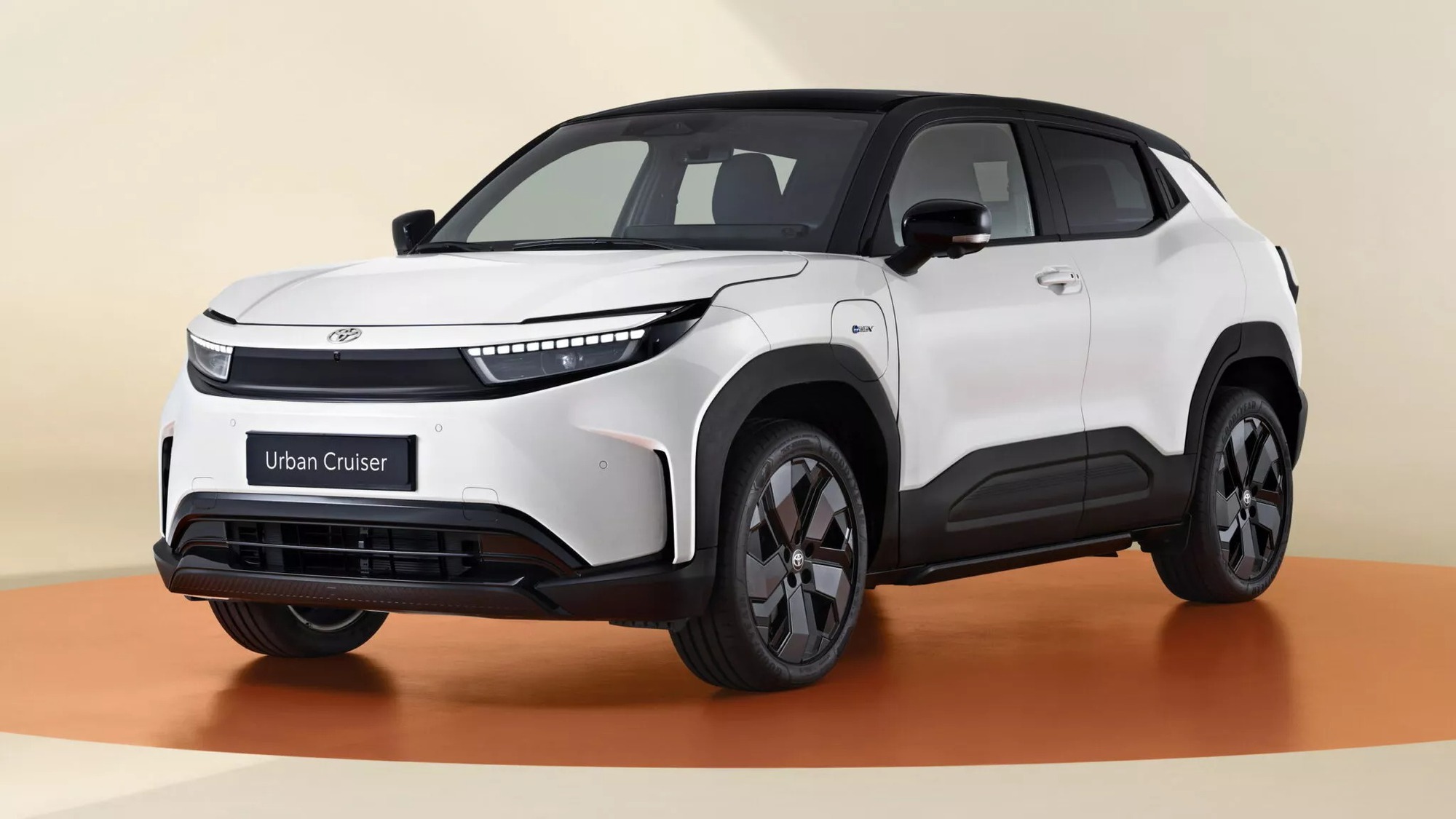 Toyota Urban Cruiser ra mắt: ‘Ruột’ Suzuki Vitara, nhiều công nghệ xịn, có AWD- Ảnh 1.