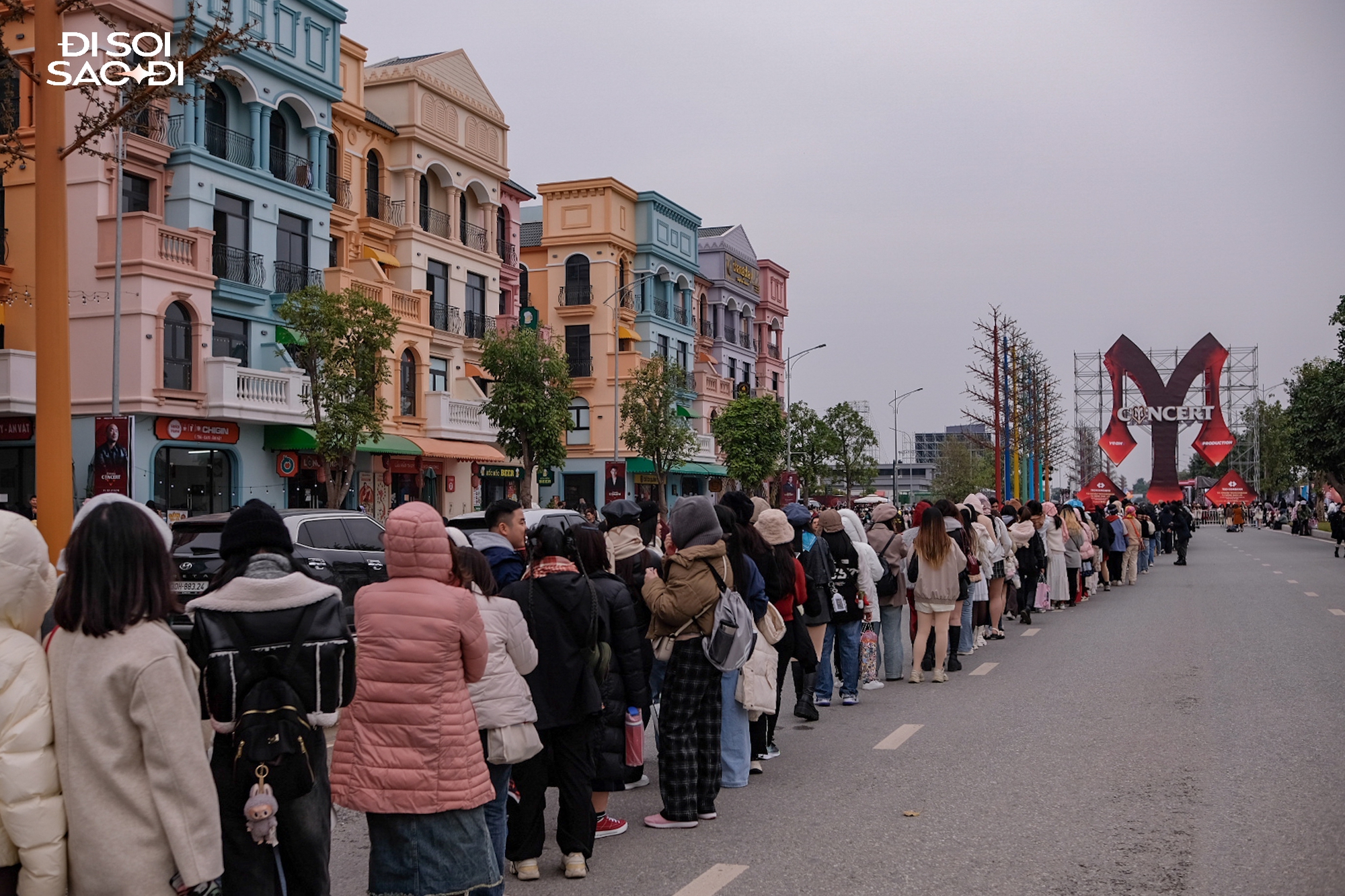 Loạt fan girl diện váy ngắn đối đầu cái lạnh 13 độ C tại concert Anh trai vượt ngàn chông gai - Ảnh 1.