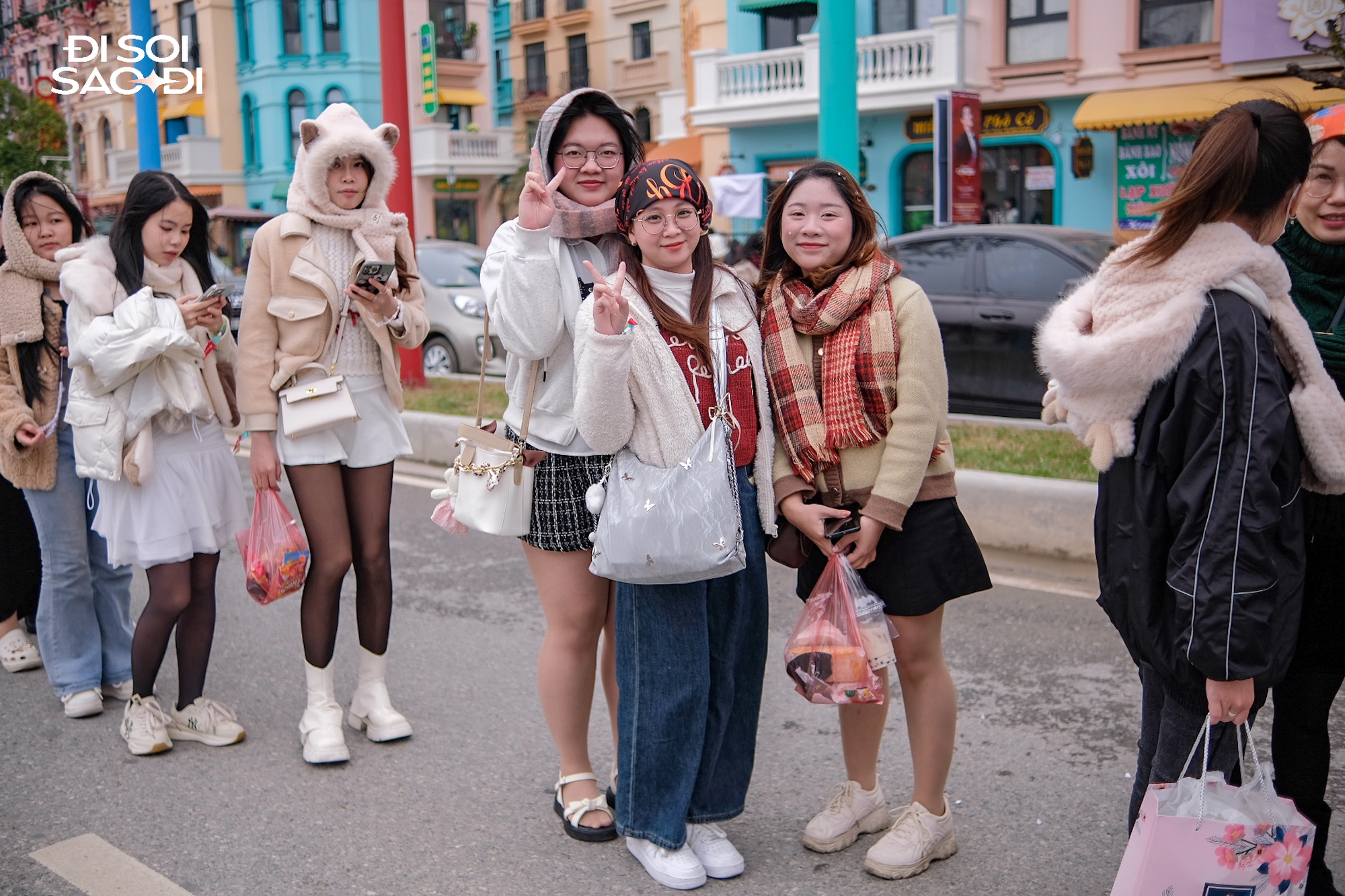 Loạt fan girl diện váy ngắn đối đầu cái lạnh 13 độ C tại concert Anh trai vượt ngàn chông gai - Ảnh 2.