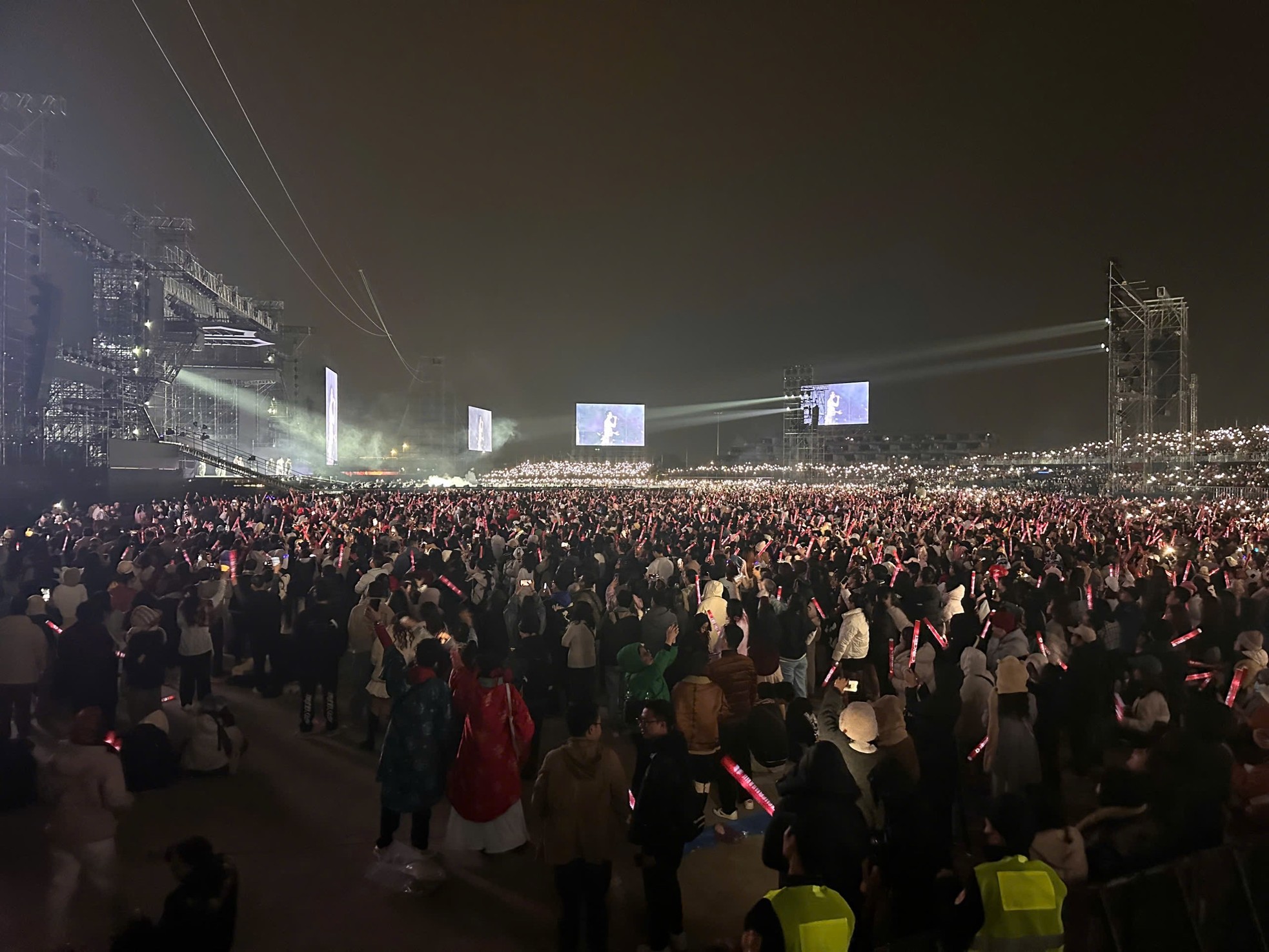 Cảnh tượng độc đáo tại Concert Anh trai vượt ngàn chông gai Hưng Yên - Ảnh 2.