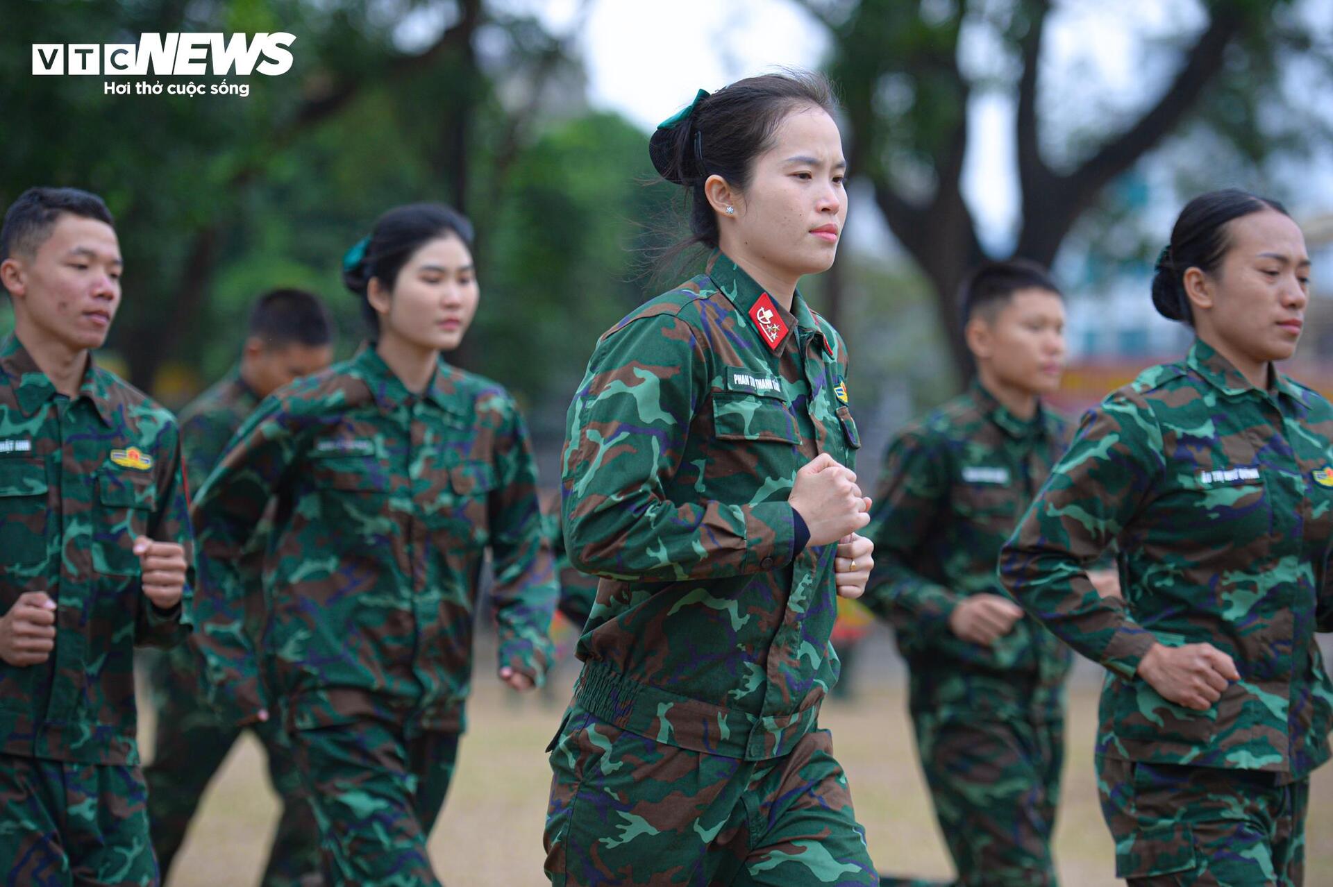 Lính đặc công luyện võ giữa giá rét Hà Nội chuẩn bị Triển lãm Quốc phòng 2024 - Ảnh 14.