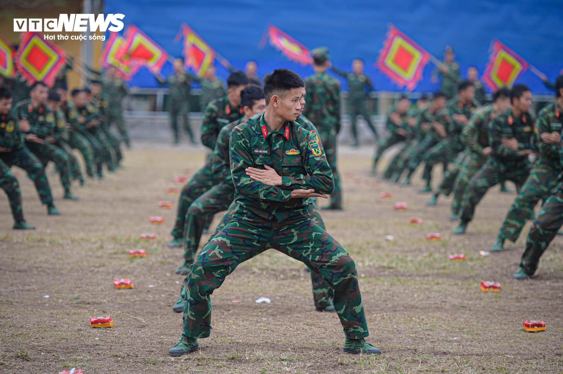 Lính đặc công luyện võ giữa giá rét Hà Nội chuẩn bị Triển lãm Quốc phòng 2024 - Ảnh 3.