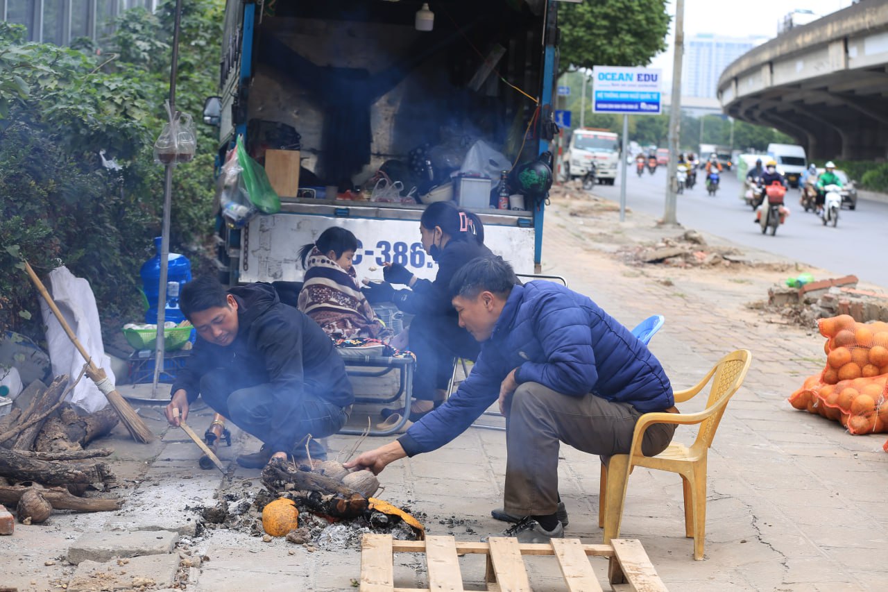 Hà Nội rét đậm xuống 10 độ C , người lao động vật lộn mưu sinh - Ảnh 5.