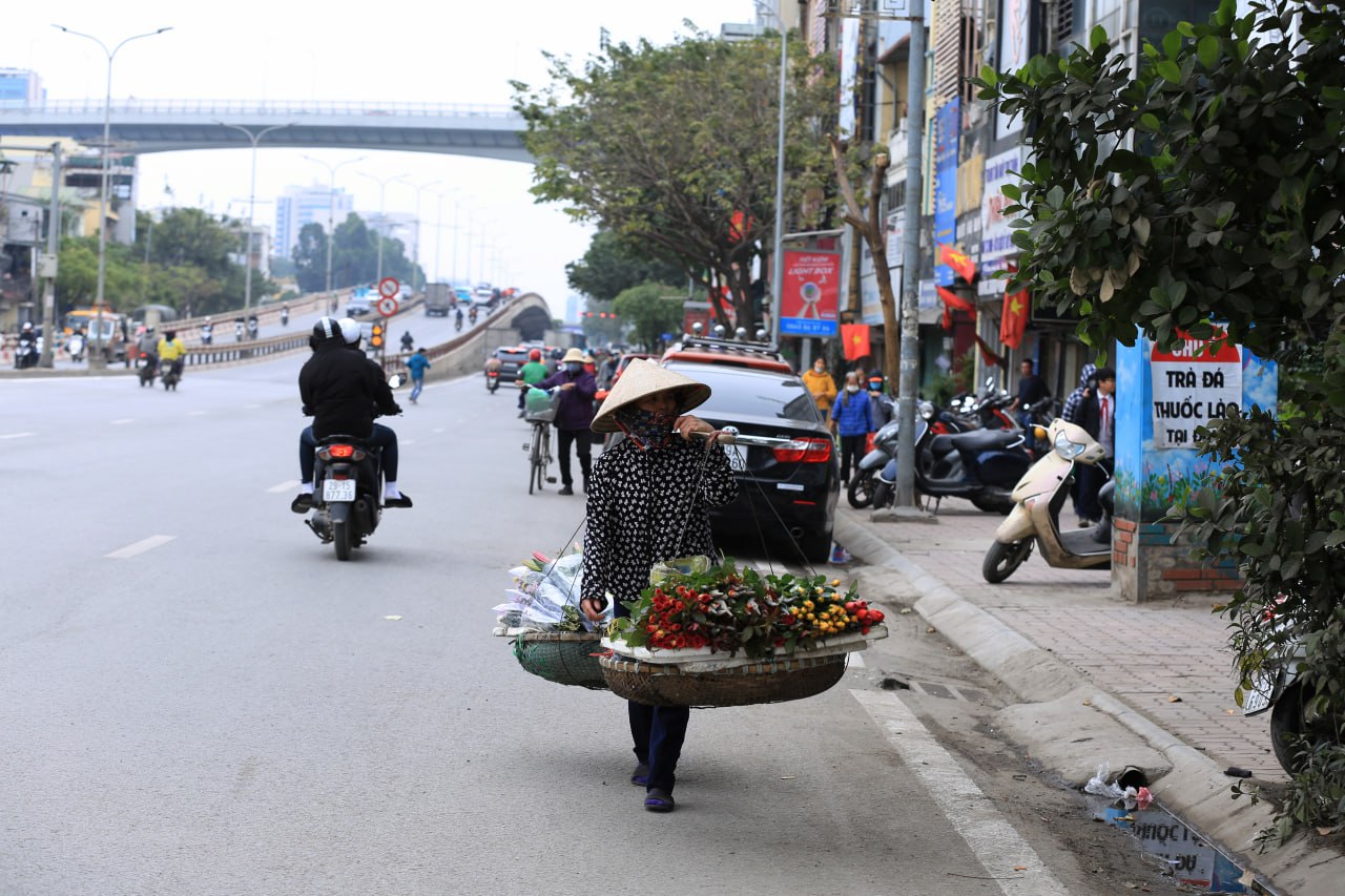 Hà Nội rét đậm xuống 10 độ C , người lao động vật lộn mưu sinh - Ảnh 10.