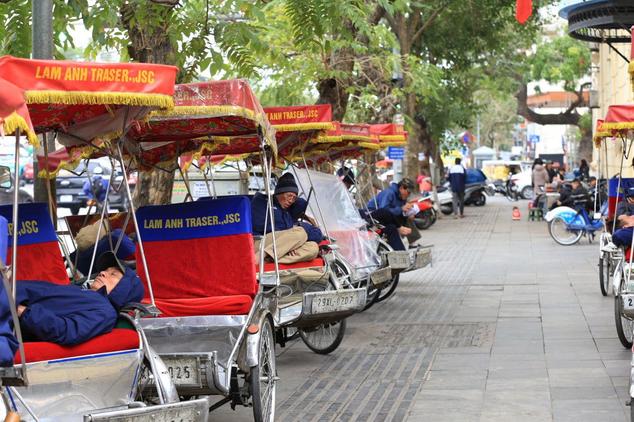 Hà Nội rét đậm xuống 10 độ C , người lao động vật lộn mưu sinh - Ảnh 4.