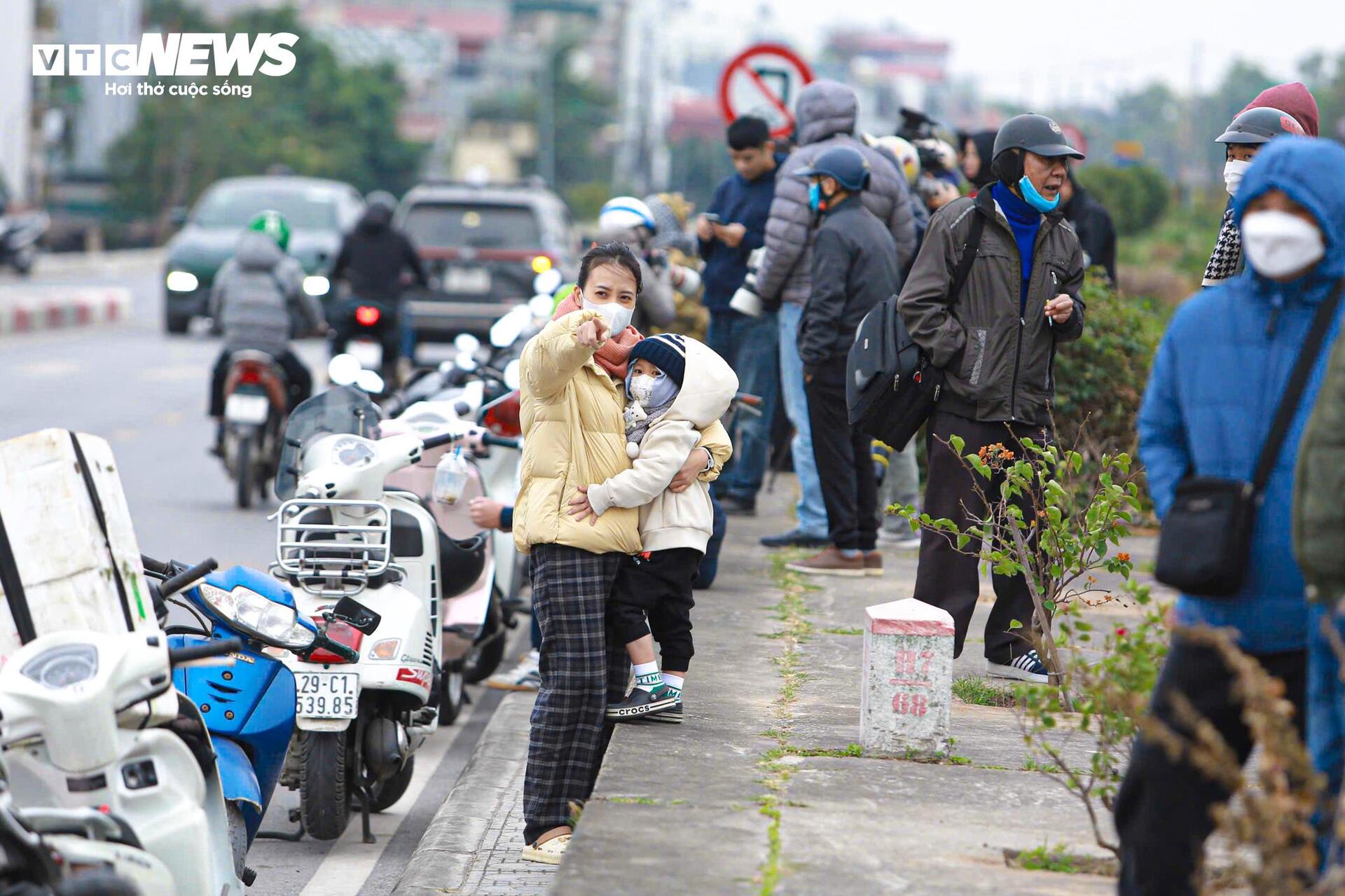 Người Hà Nội đội mũ lông trùm kín mặt ngắm tiêm kích tại Triển lãm Quốc phòng quốc tế Việt Nam - Ảnh 2.