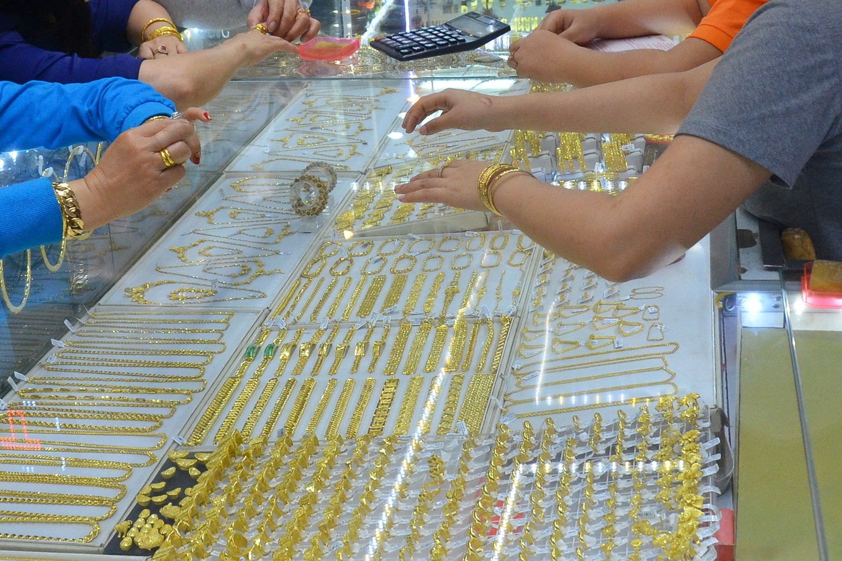 Gi&aacute; v&agrave;ng miếng SJC v&agrave; v&agrave;ng nhẫn 99,99 tiếp tục giảm s&acirc;u- Ảnh 1.