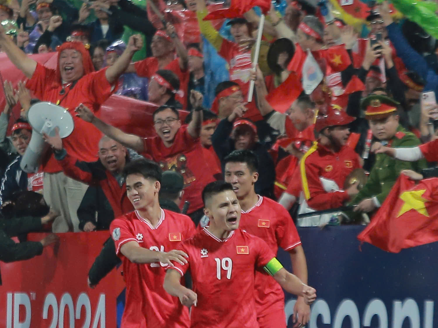 Quang Hải ăn mừng lừng lững khi gi&uacute;p Việt Nam thắng Indonesia, Chu Thanh Huyền rưng rưng nước mắt tr&ecirc;n kh&aacute;n đ&agrave;i- Ảnh 1.